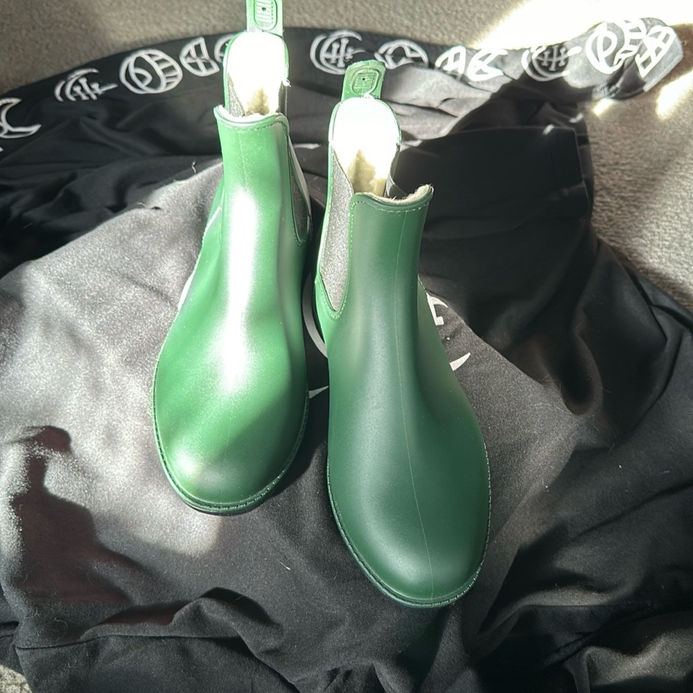 Super cute green booties